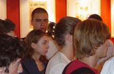 Studierende in der Dreyfus-Ausstellung